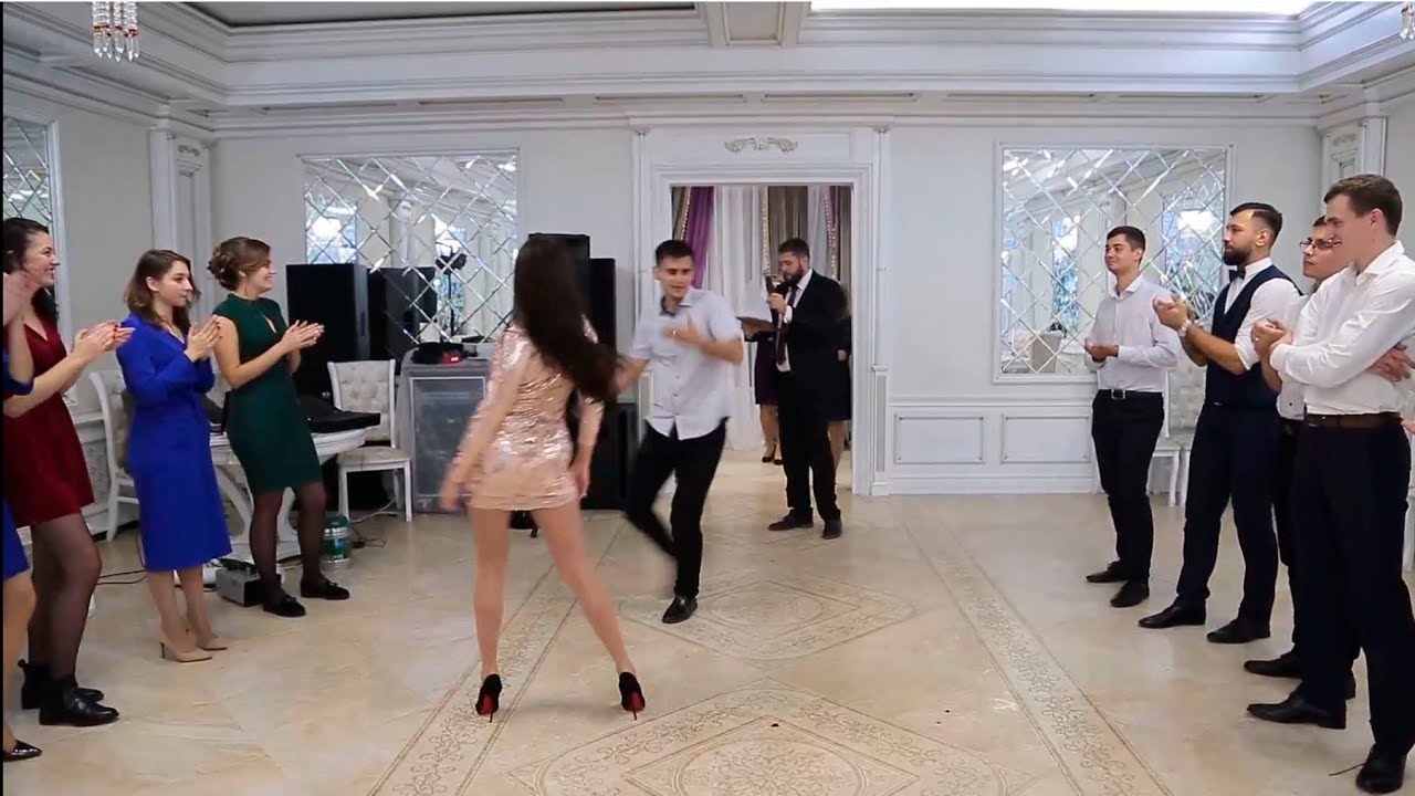Батл на свадьбе Петра и Кристины. Танцы парней против девушек